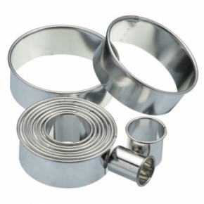 11 Round Plain Pastry Cutters With Storage Tin