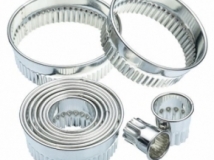 11 Fluted Plain Pastry Cutters With Storage Tin