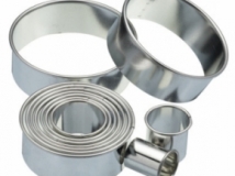 11 Round Plain Pastry Cutters With Storage Tin